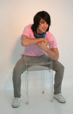 joe jonas
face parte din trupa jonas 19 ani
-se crede un mare macho,ii place sa aiba toate ca toate